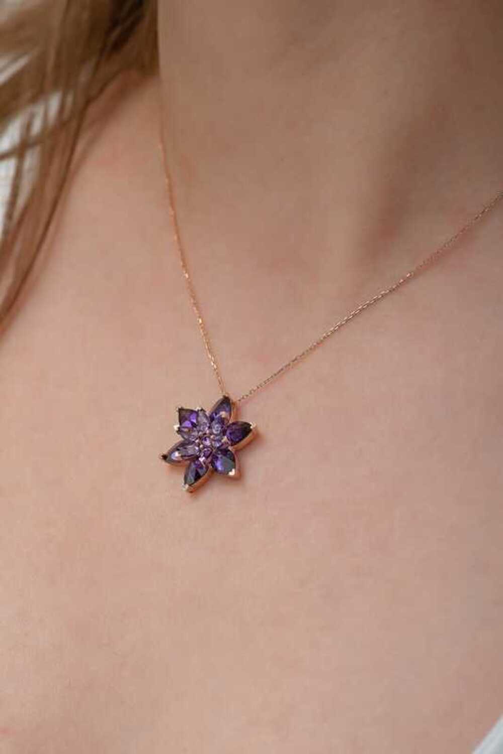 Vog Özel Tasarım Şık Model 925 Ayar Gümüş Roze Renk Mor Lotus Çiçeği Kolye Sarı,Beyaz Renk Seçeği