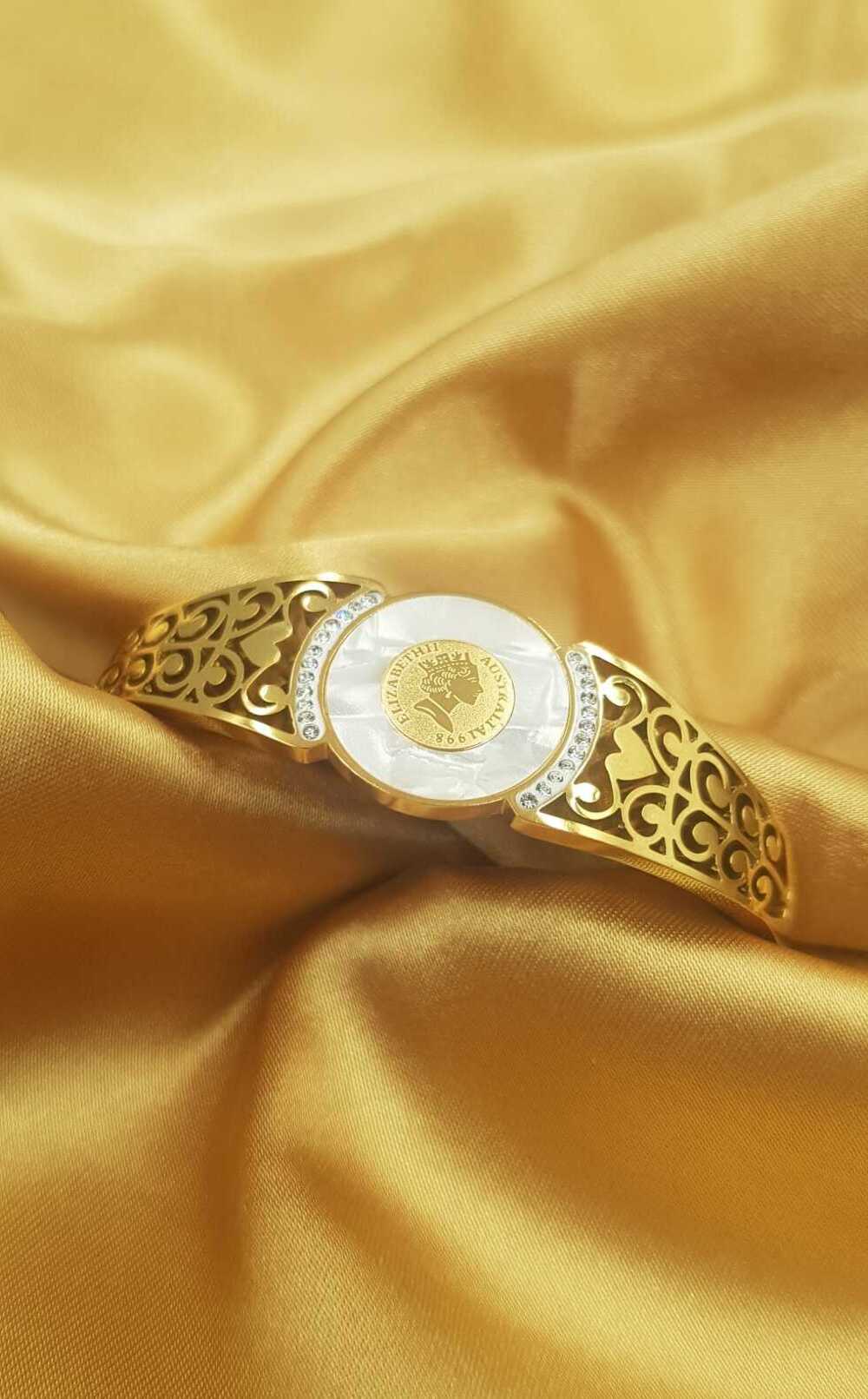 Vog Paslanmaz Çelikl Kraliçe Elizabeth Beyaz Sedef Taşlı Sarı Renk Bilezik Kelepçe