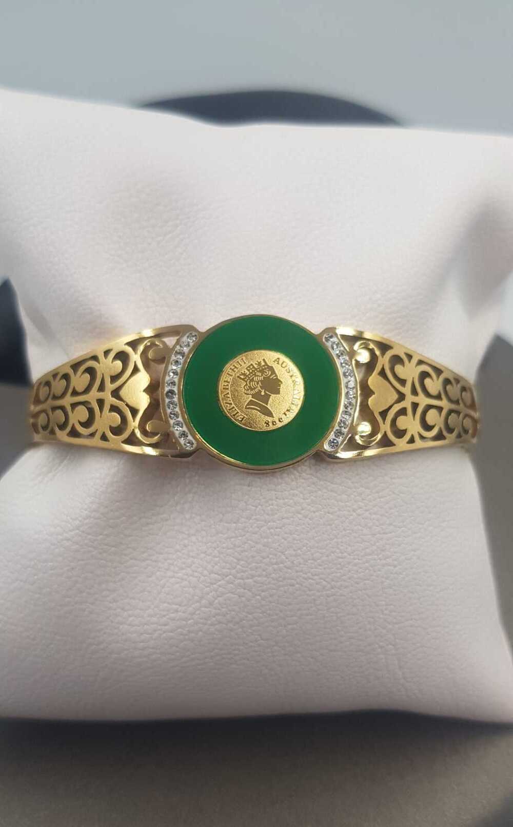 Vog Paslanmaz Çelikl Kraliçe Elizabeth Yeşil Sedef Taşlı Sarı Renk Bilezik Kelepçe