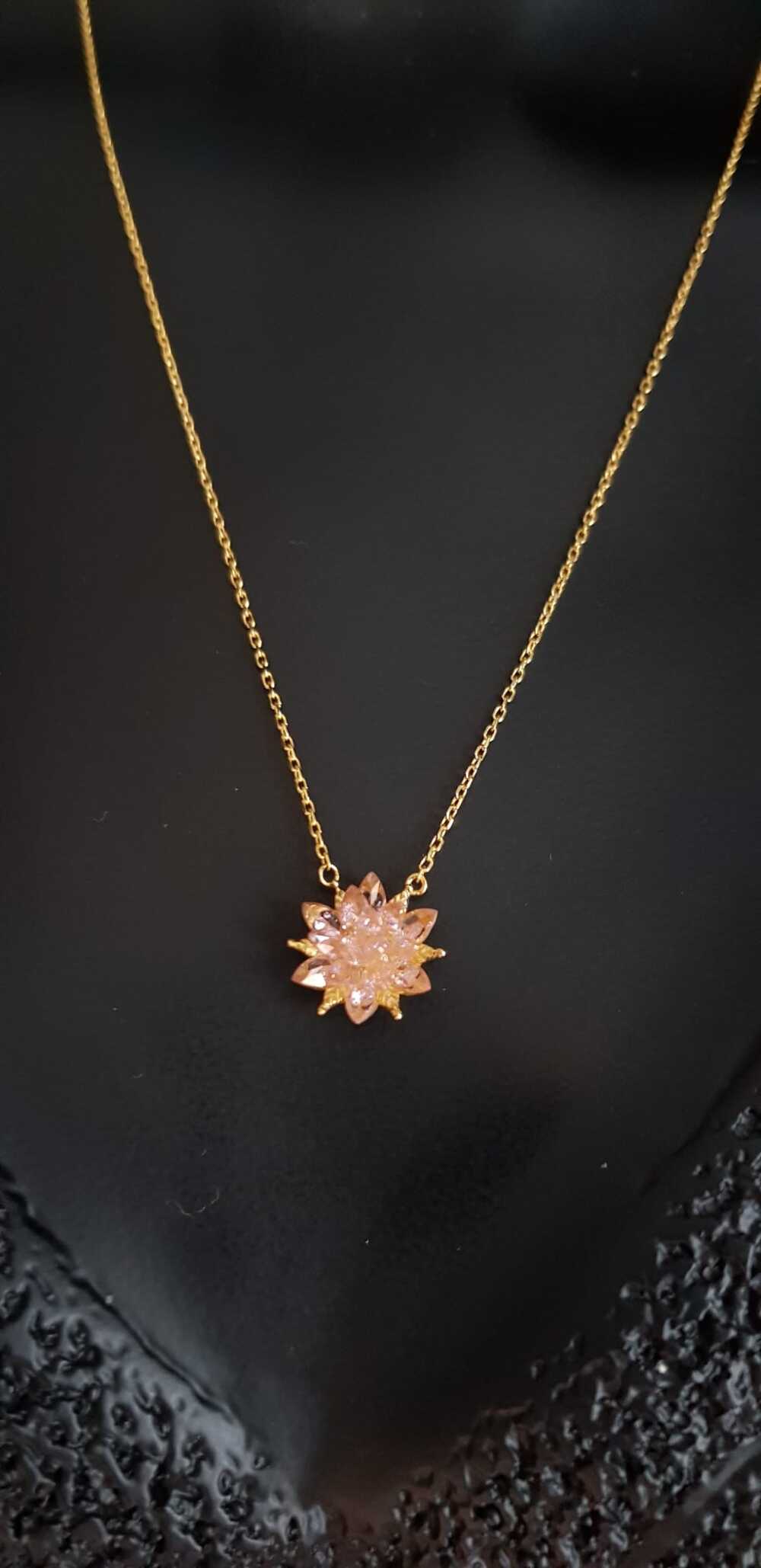Vog Pembe Zirconia Taşlı Nilüfer Lotus Çiçeği Şık Tasarım 925 Ayar Gümüş Rodiumlu Kolye