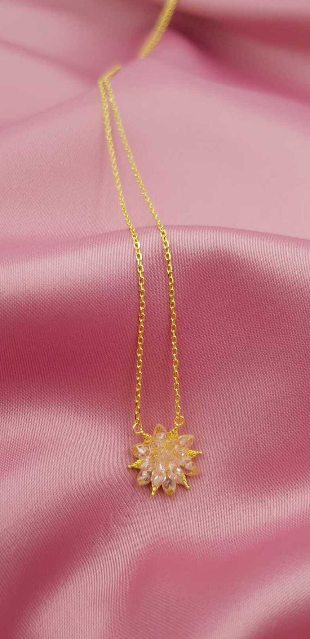 Vog Pembe Zirconia Taşlı Nilüfer Lotus Çiçeği Şık Tasarım 925 Ayar Gümüş Rodiumlu Kolye