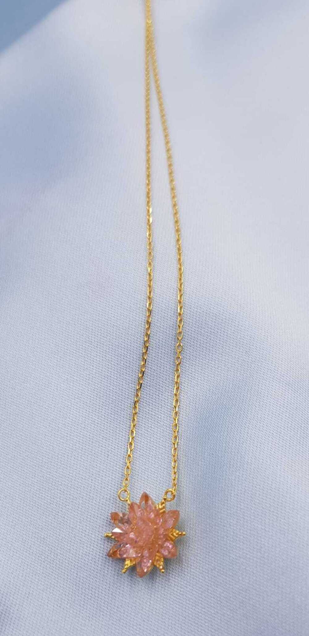 Vog Pembe Zirconia Taşlı Nilüfer Lotus Çiçeği Şık Tasarım 925 Ayar Gümüş Rodiumlu Kolye
