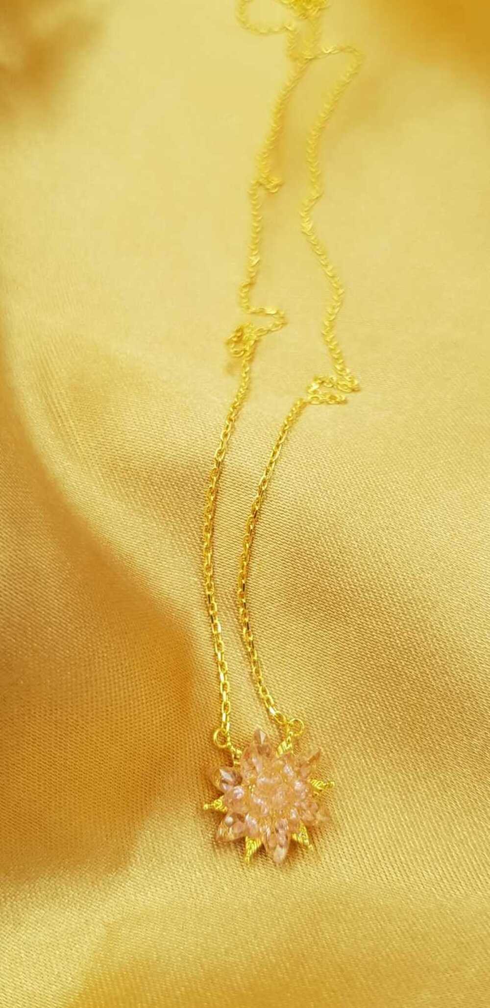 Vog Pembe Zirconia Taşlı Nilüfer Lotus Çiçeği Şık Tasarım 925 Ayar Gümüş Rodiumlu Kolye