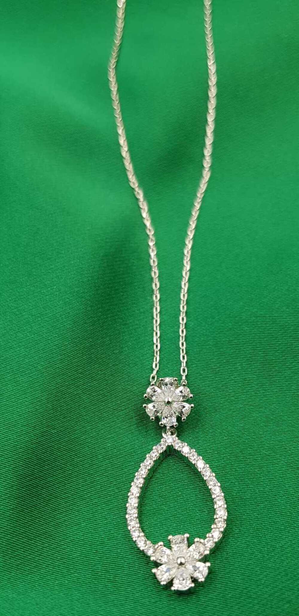  Vog Pırlanta Montür  Çiçek Model Star Kesim Taşlı 925 Ayar Gümüş Beyaz Renk Kolye