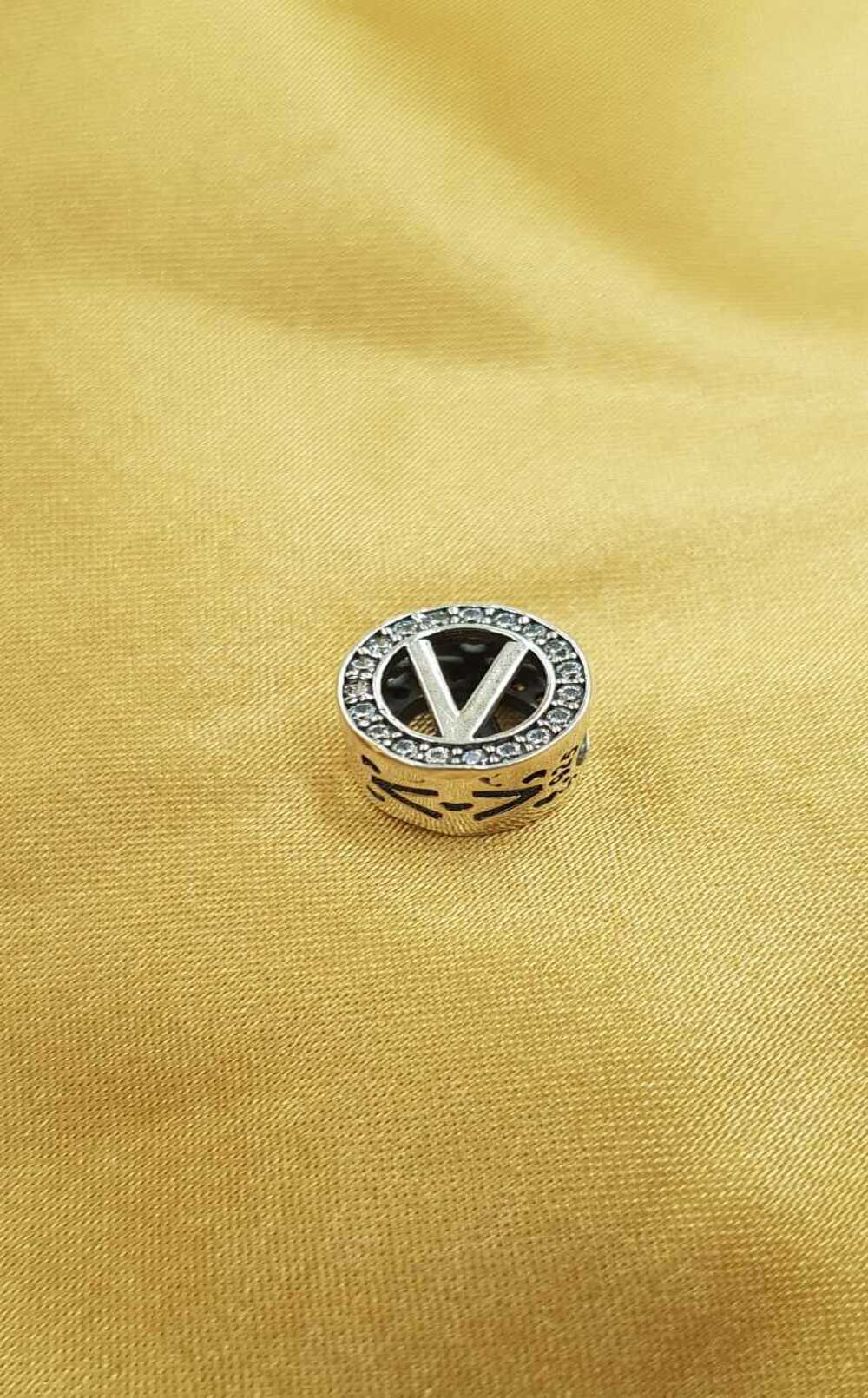 Vog Pandora’s Charm’s (V) Harf Taş Detaylı 925 Ayar Gümüş Charms