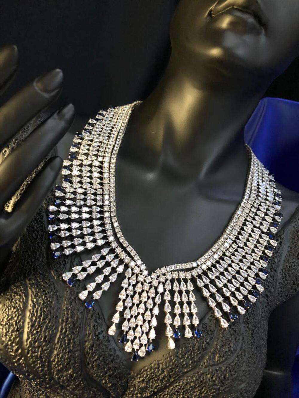 Vog Pırlanta Tasarım Model Swarovski Damla Zirconia V Safir Taşlı 925 Ayar Gümüş Özel Gece Kolyesi