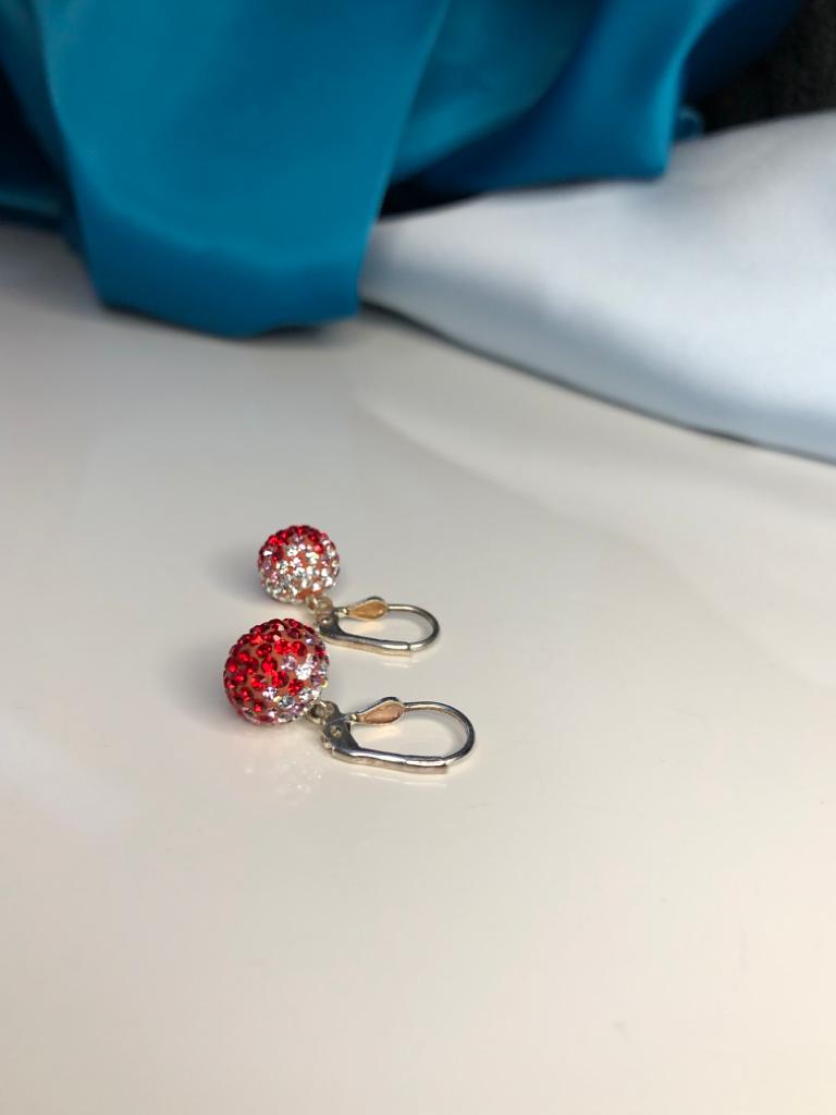 VOG SWAROVSKİ KIRMIZI BEYAZ TAŞLI DİSCO KÜRE MODEL SALLANTI GÜMÜŞ KÜPE