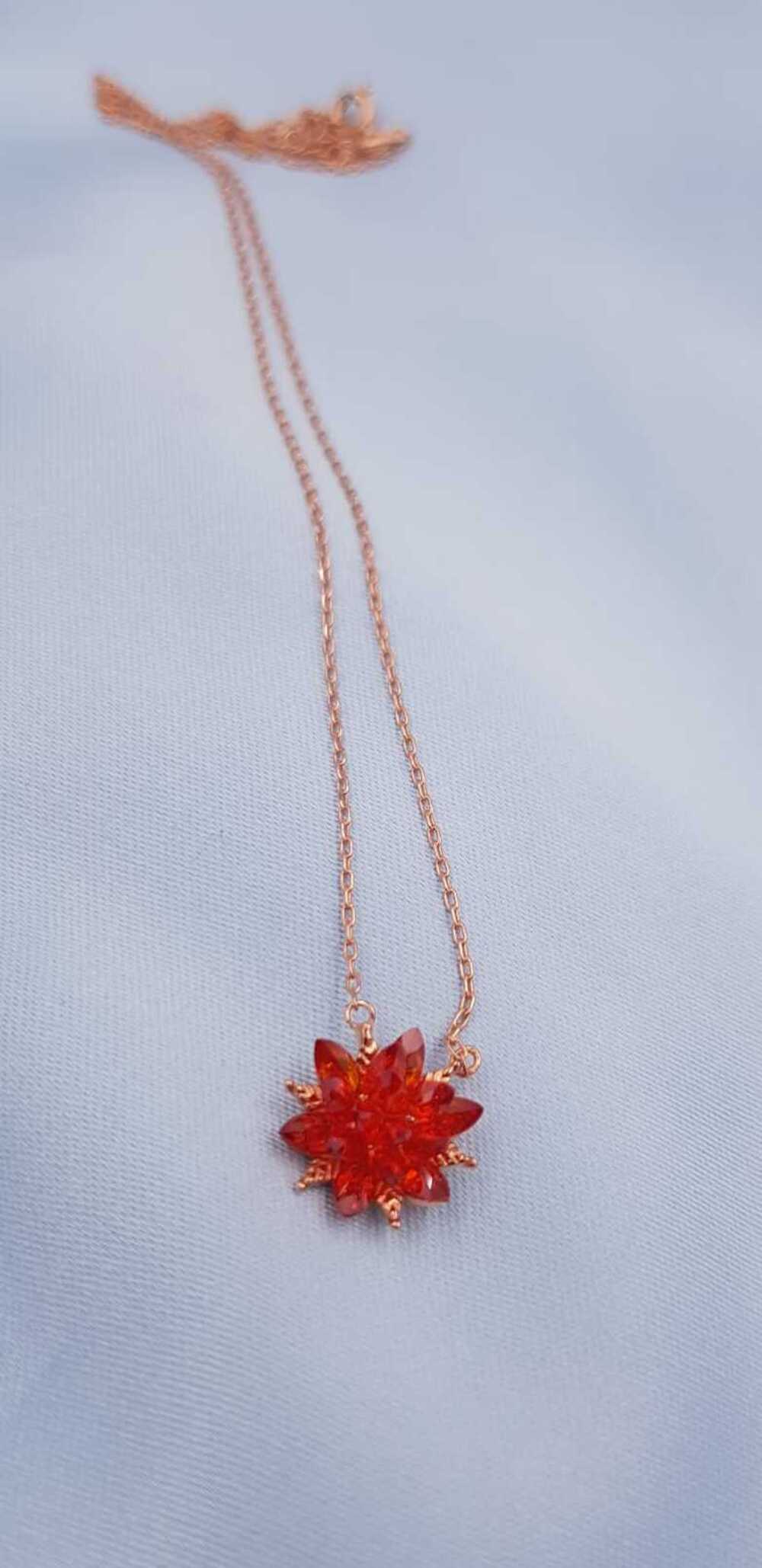 Vog Turuncu Zirconia Taşlı Nilüfer Lotus Çiçeği Şık Tasarım 925 Ayar Gümüş Rodiumlu Kolye