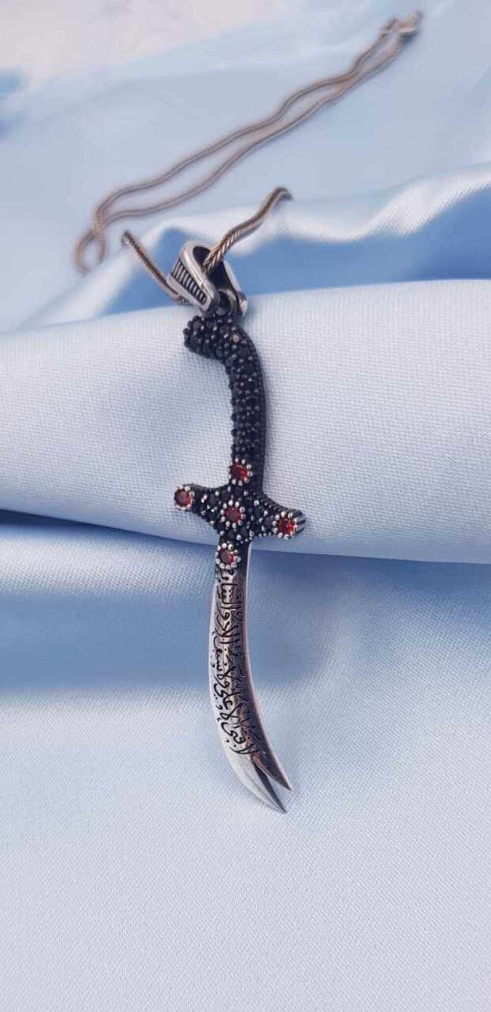 Erkek Gümüş Kolye - Ali’den Başka Üstün Yiğit Zülfükar’dan Başka Keskin Kılıç Yoktur Kolye