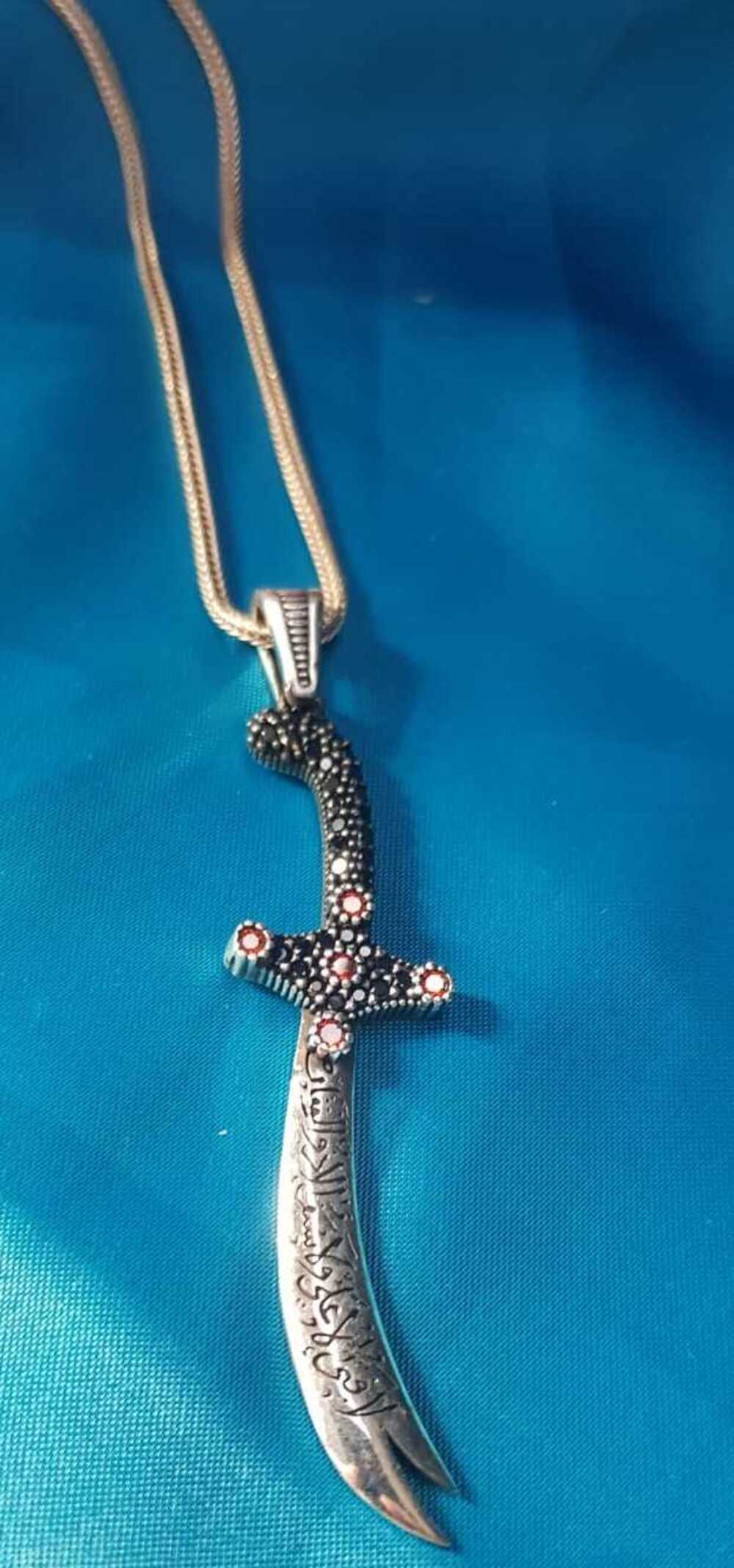 Erkek Gümüş Kolye - Ali’den Başka Üstün Yiğit Zülfükar’dan Başka Keskin Kılıç Yoktur Kolye