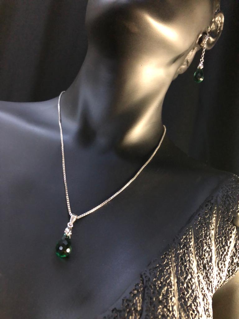 VOG YEŞİL DAMLA TAŞLI KOLYE VE KÜPE BEYAZ RENK GÜMÜŞ SET