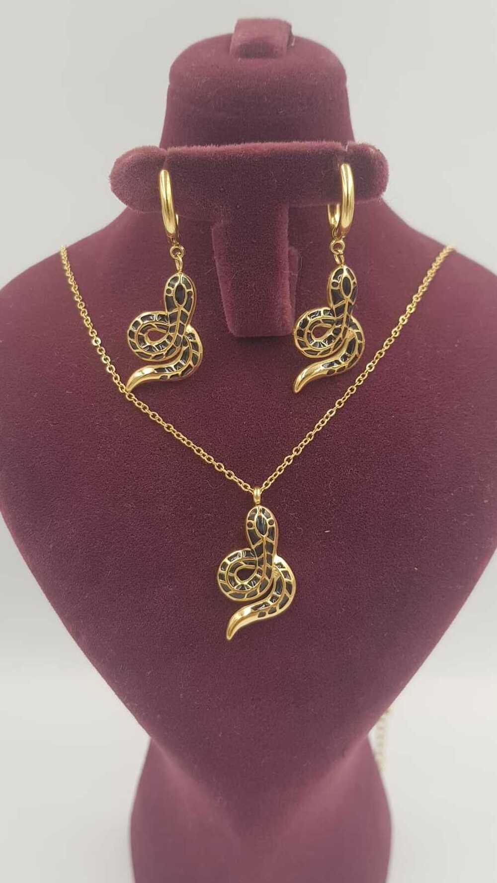 Vog Xuping Model Siyah Mineli Yılan 2’Li Set Sevgiliye,Anneye,Eşe,Arkadaşa Hediye Küpe,Kolye