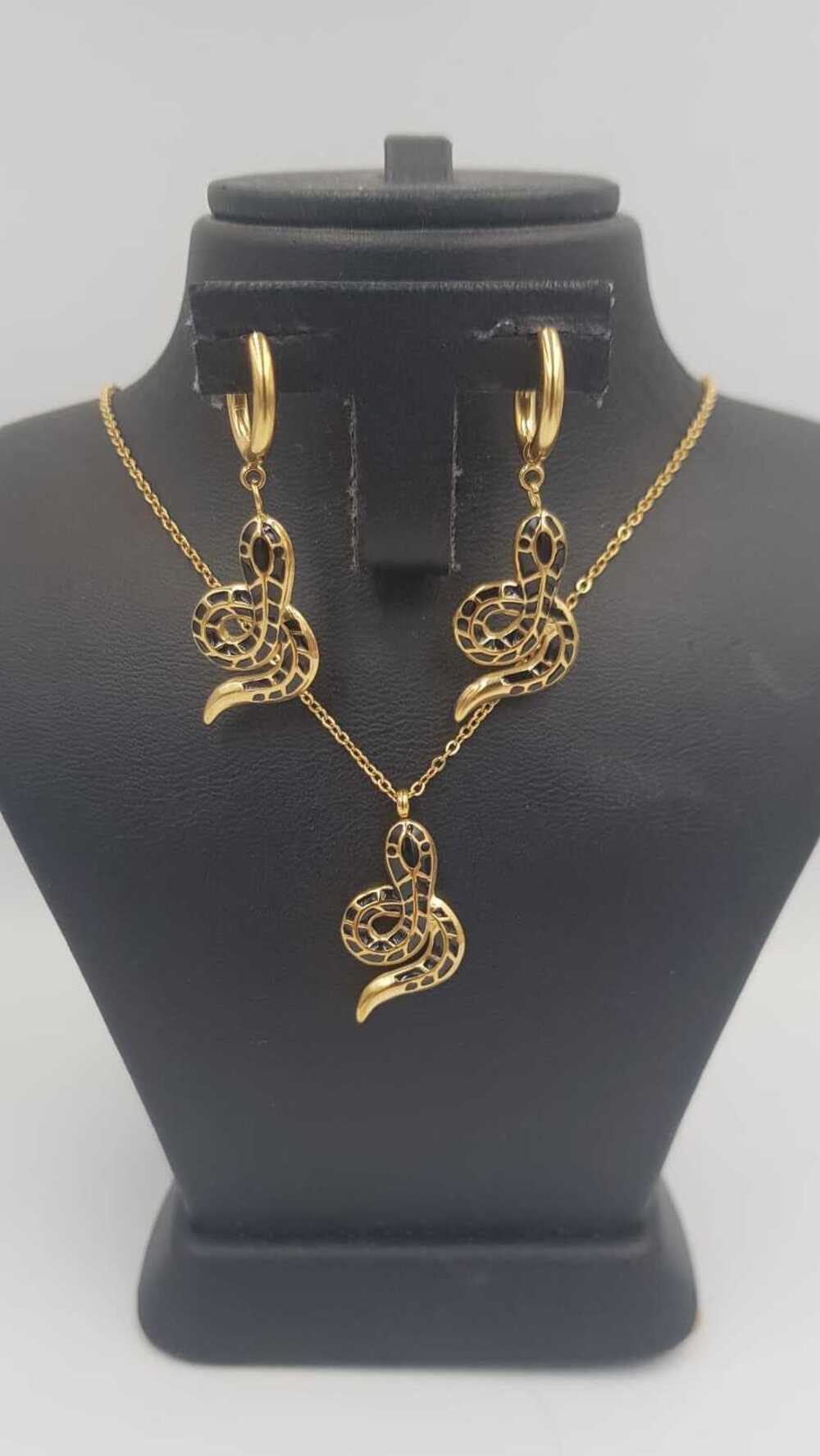 Vog Xuping Model Siyah Mineli Yılan 2’Li Set Sevgiliye,Anneye,Eşe,Arkadaşa Hediye Küpe,Kolye