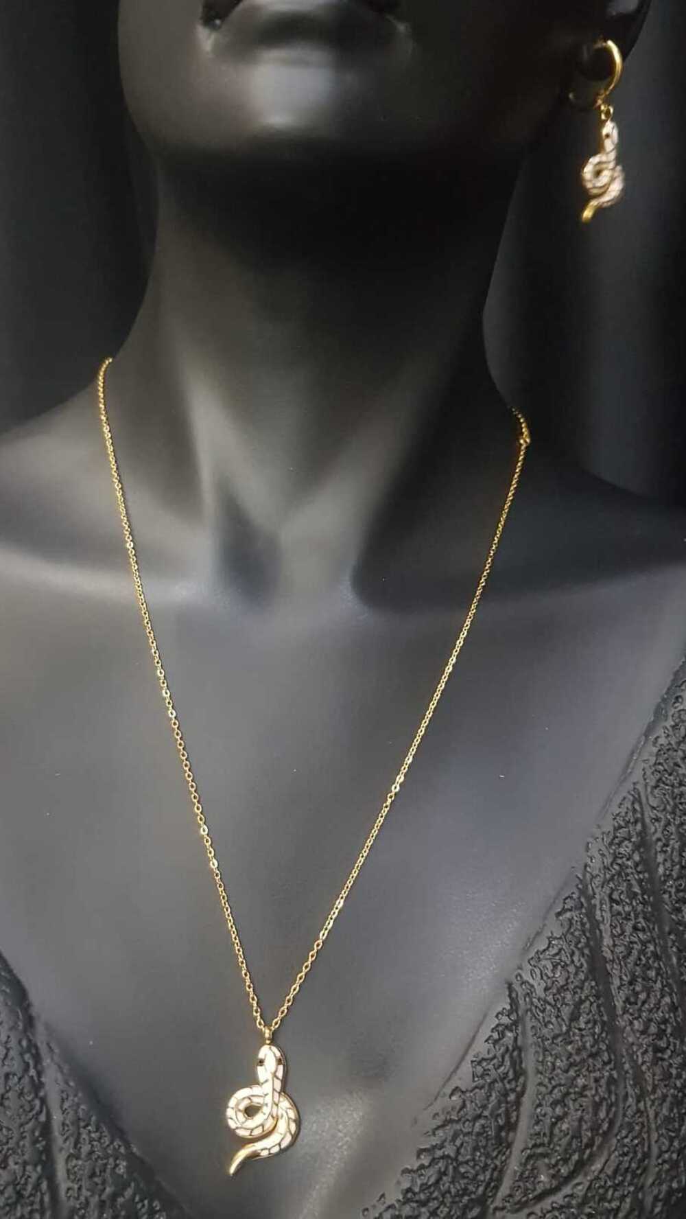 Vog Xuping Model Beyaz Mineli Yılan 2’Li Set Sevgiliye,Anneye,Eşe,Arkadaşa Hediye Küpe,Kolye