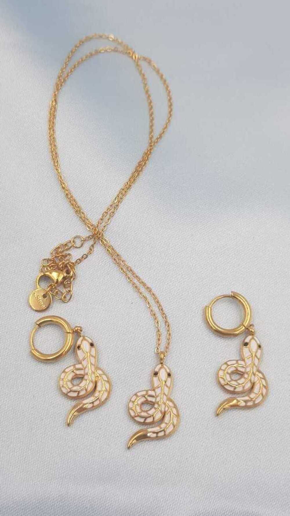 Vog Xuping Model Beyaz Mineli Yılan 2’Li Set Sevgiliye,Anneye,Eşe,Arkadaşa Hediye Küpe,Kolye