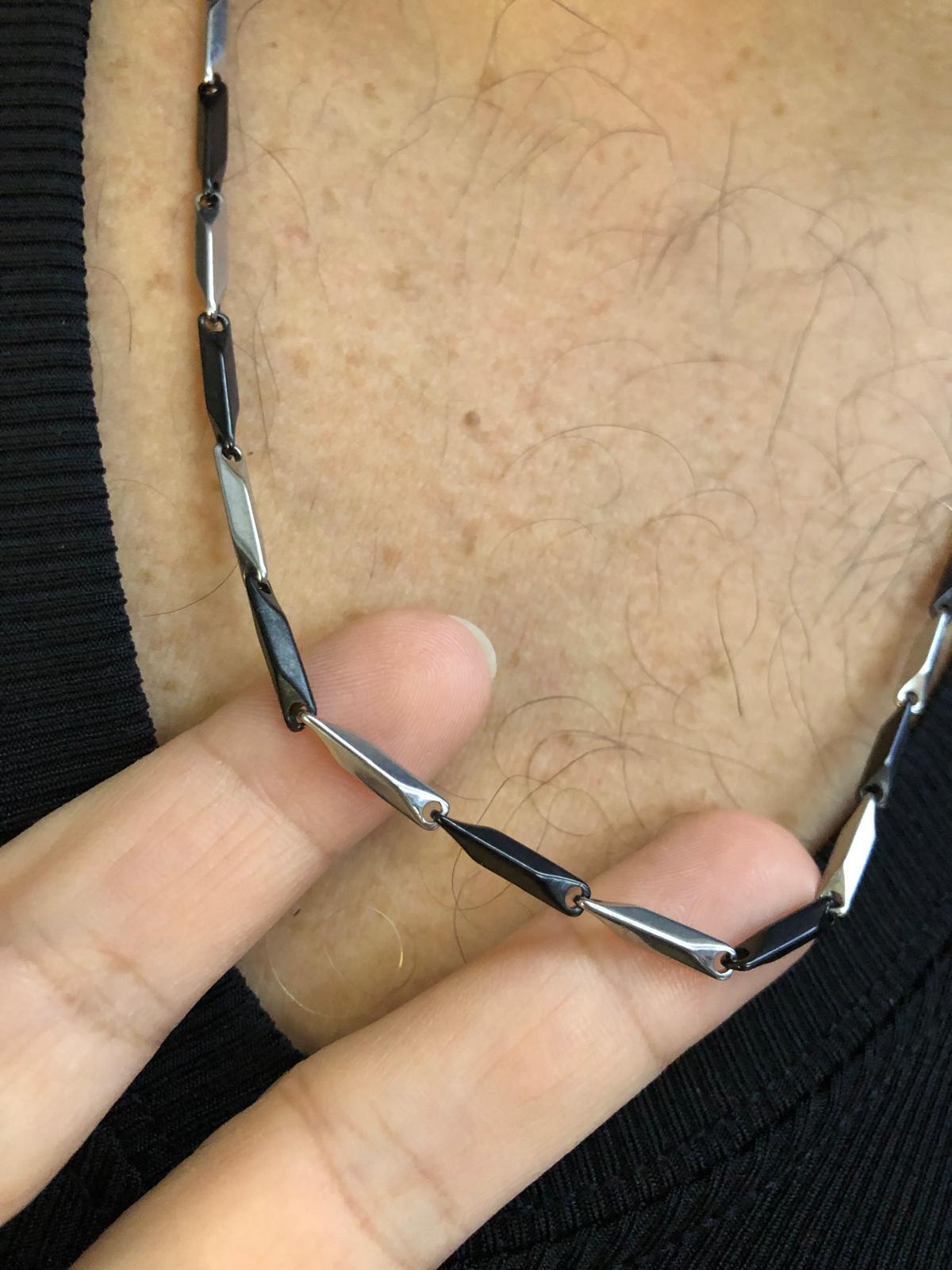 3mm Köşeli Çubuk Siyah V Beyaz Çelik İnce Kibar • Işıklı Kutuda • Sevgiliye • Eşe • Babaya Kolye