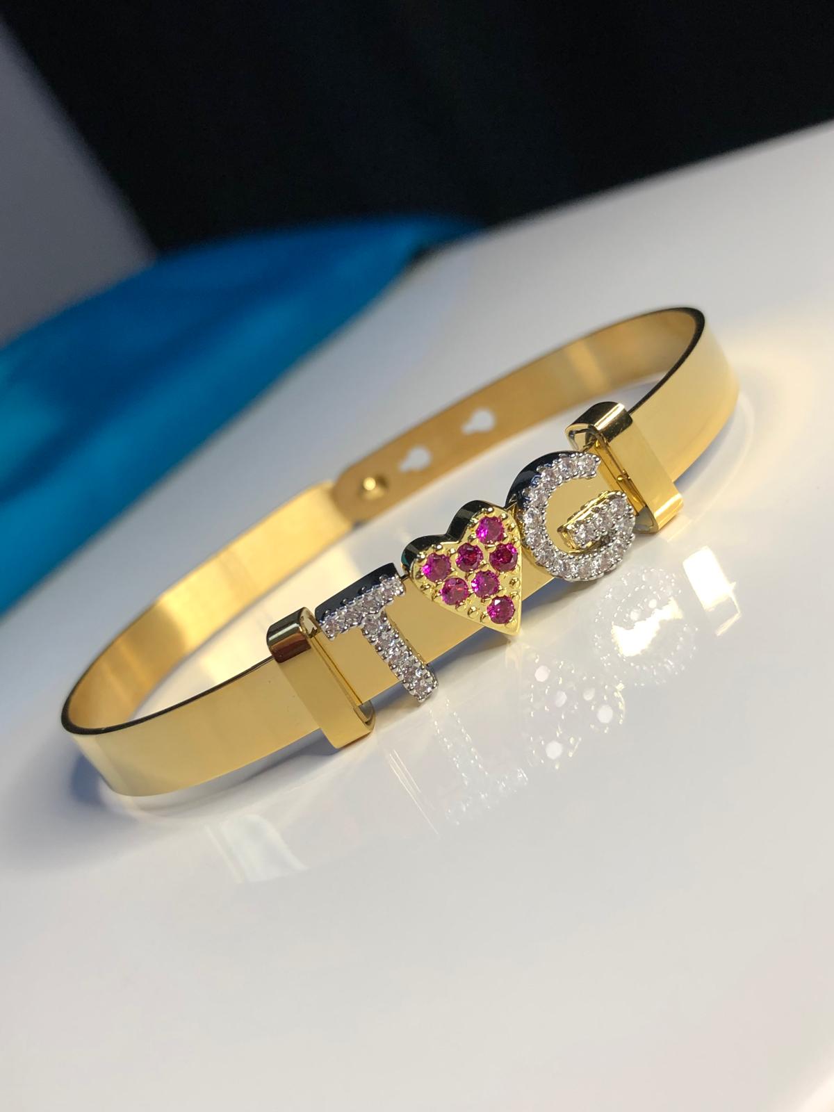 Pandor’s Amour Bangle 2 Adet Harf 1 Adet Charm Işıklı Kutuda Sevgiliye • Eşe • Çelik Bileklik