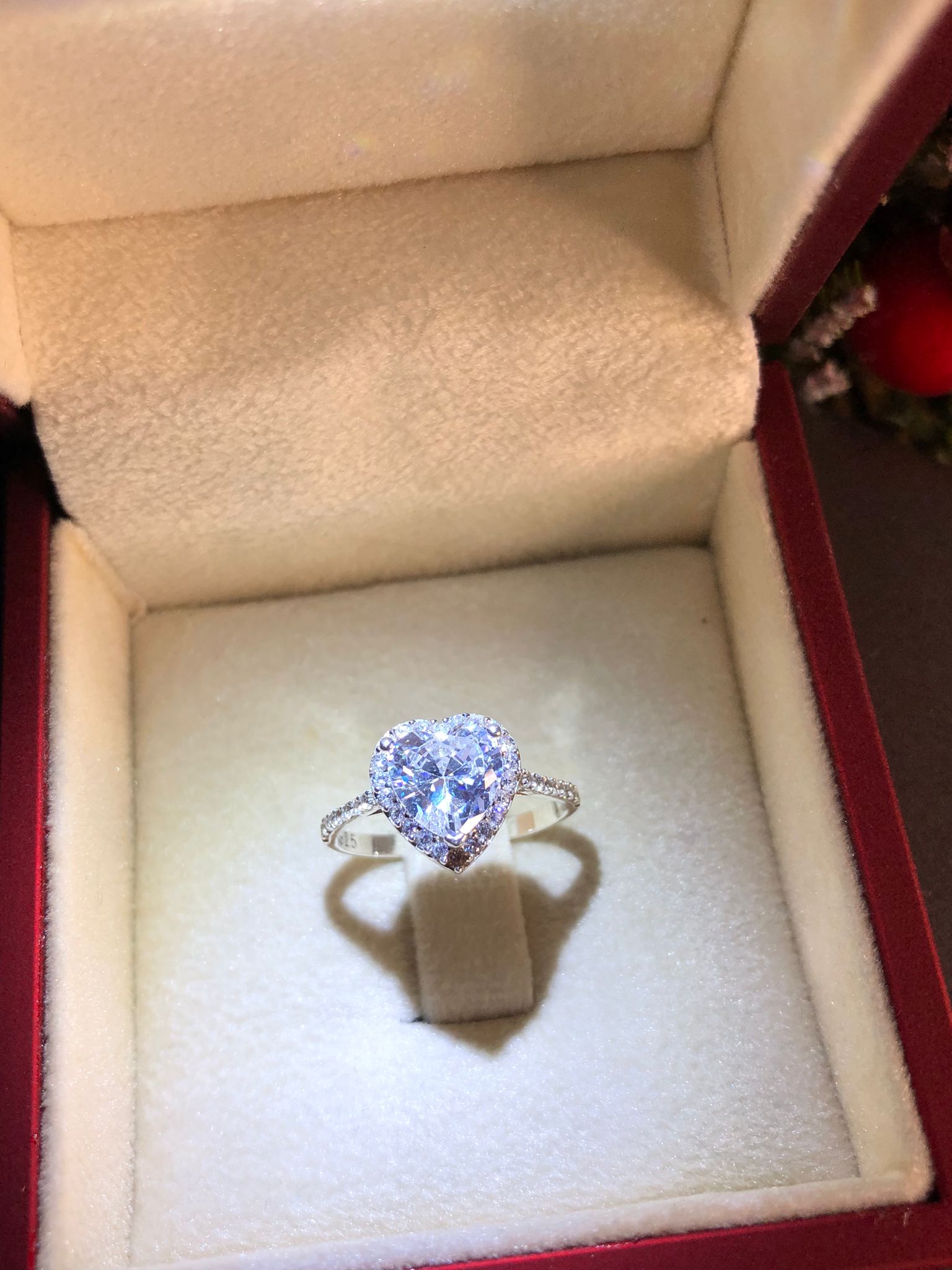 Vog Swarovski Taşlı Beyaz Renkli Kalpli 925 Ayar Gümüş Sevgiliye,Eşe,Anneye,Arkadaşa Yüzük