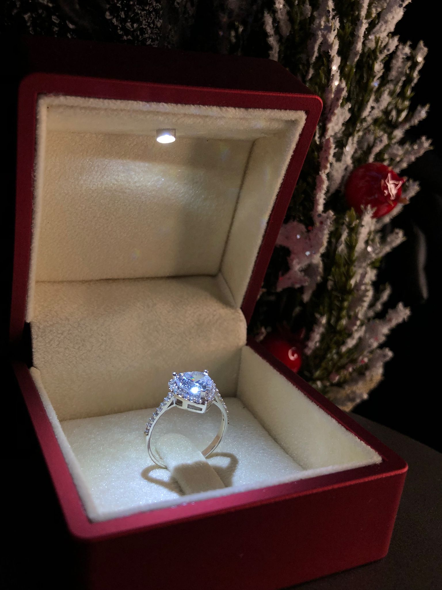 Vog Swarovski Taşlı Beyaz Renkli Kalpli 925 Ayar Gümüş Sevgiliye,Eşe,Anneye,Arkadaşa Yüzük