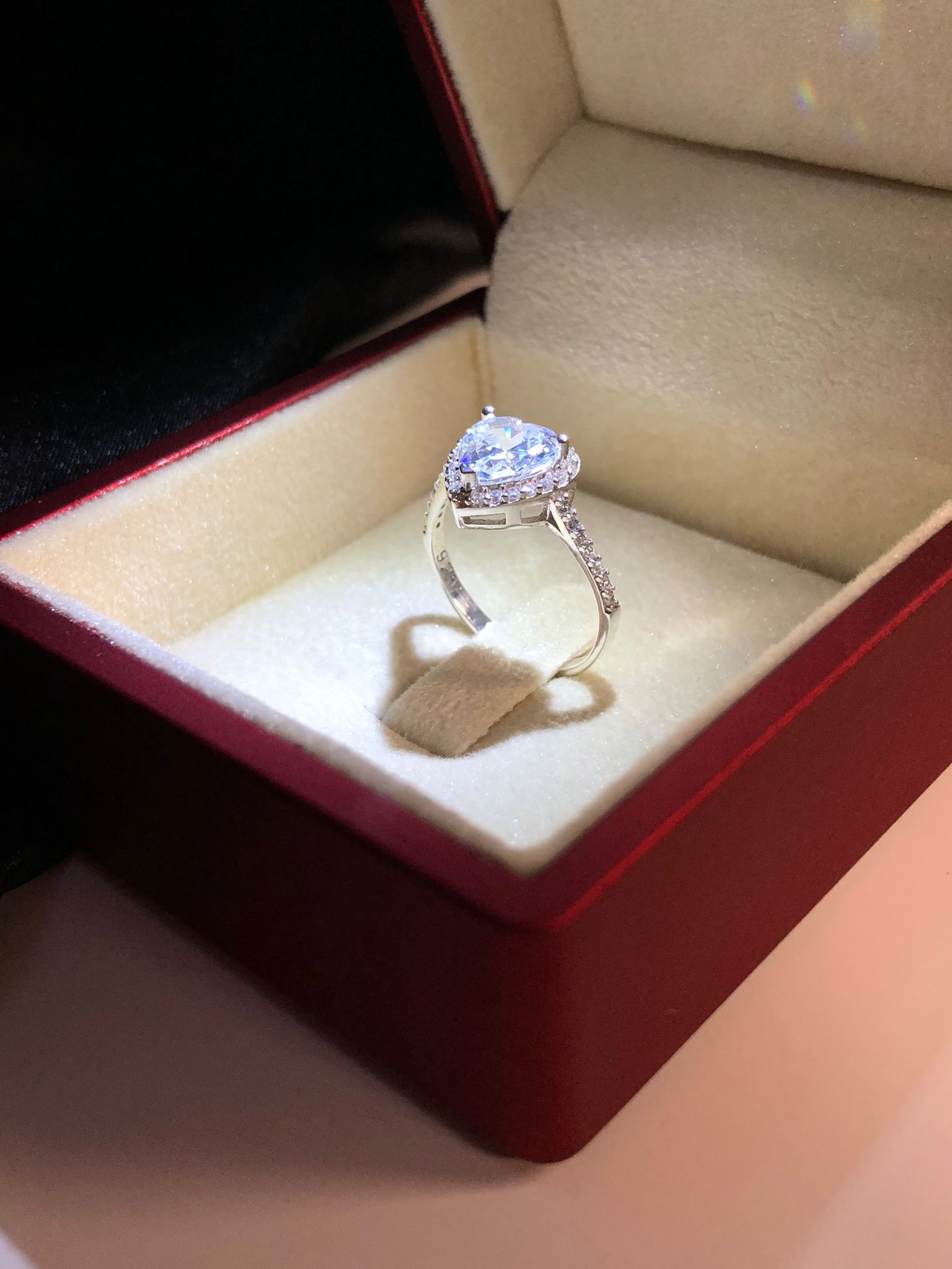 Vog Swarovski Taşlı Beyaz Renkli Kalpli 925 Ayar Gümüş Sevgiliye,Eşe,Anneye,Arkadaşa Yüzük