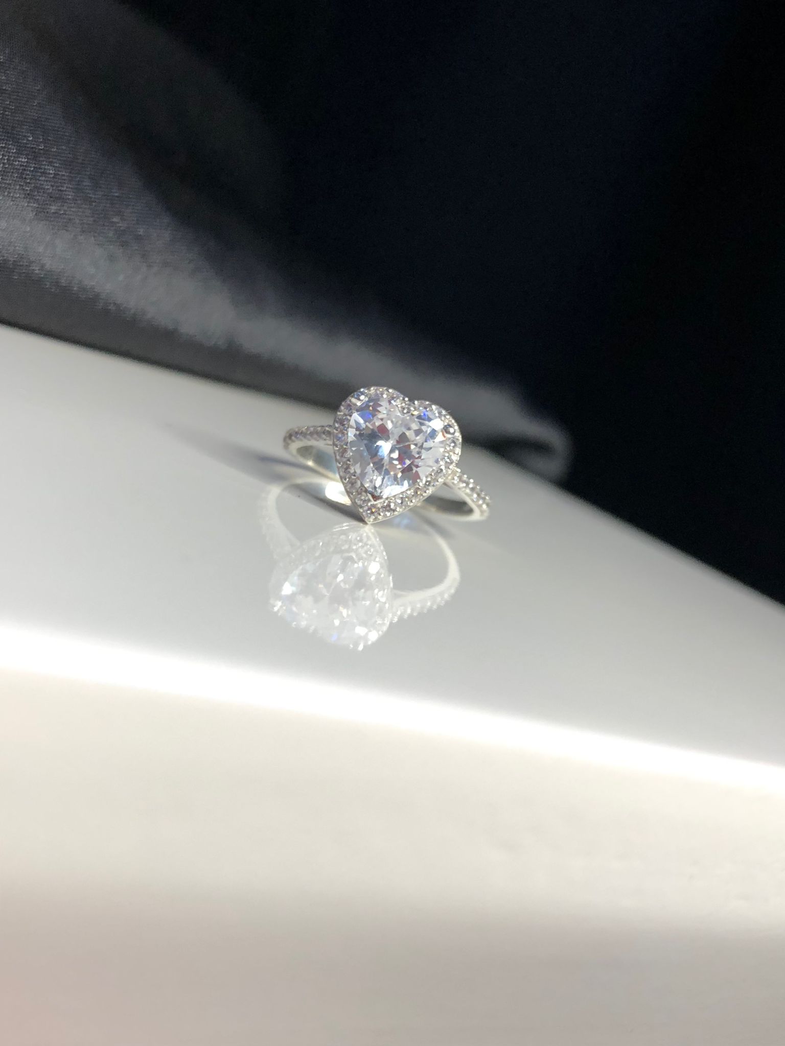 Vog Swarovski Taşlı Beyaz Renkli Kalpli 925 Ayar Gümüş Sevgiliye,Eşe,Anneye,Arkadaşa Yüzük