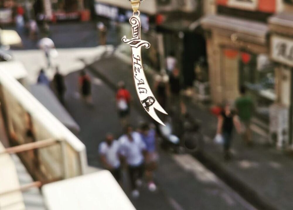 Vog Zülfikar Hz. Ali Yazılı V Resmi Beyaz Renk Kolye Ucu Sarı,Roze Renk Seçeneği